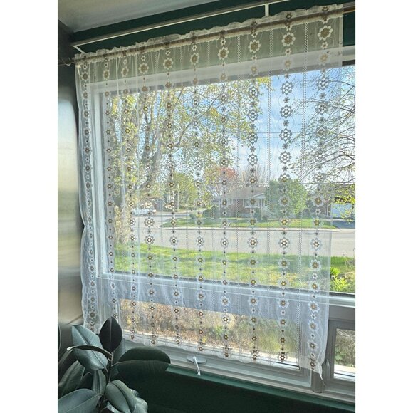 Vintage 1970s mesh curtain, white, tan groovy floral pattern, sheer panel - Picture 2 of 10